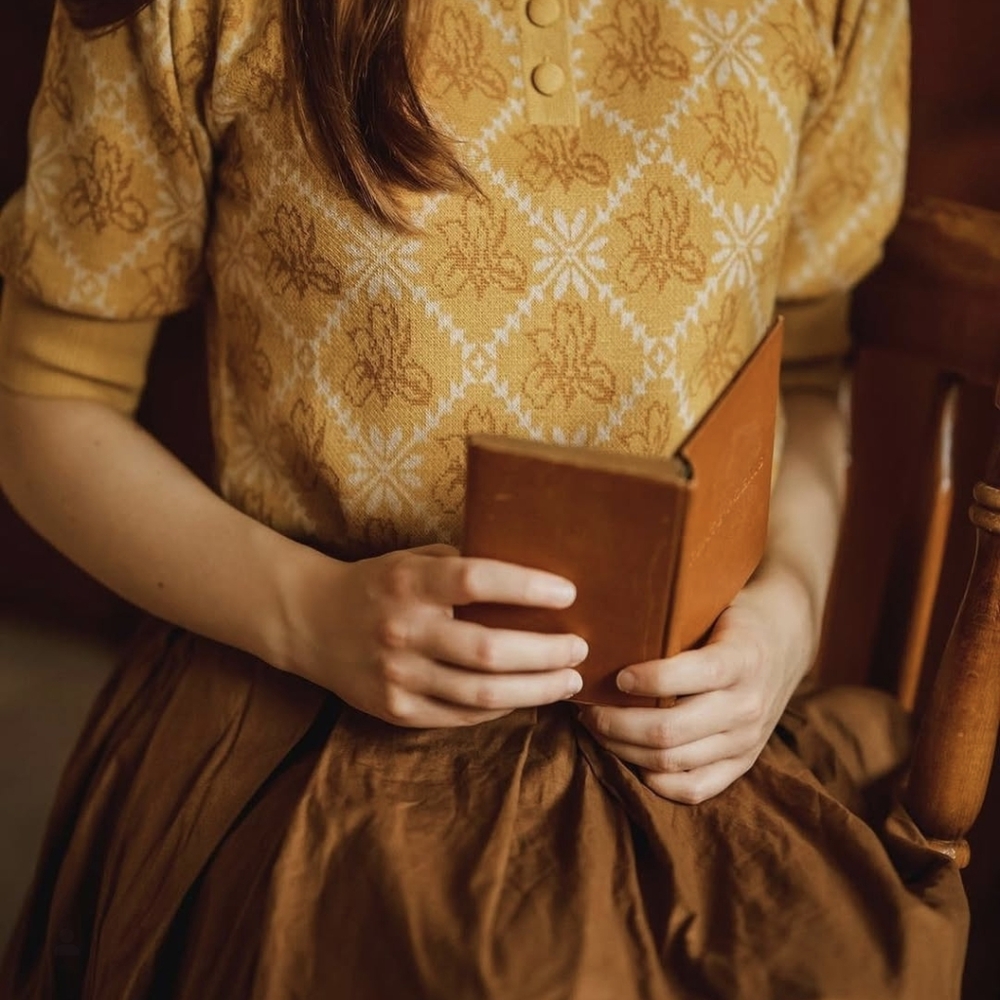 Simple Retro Yellow Patterned Collared Sweater - image 3